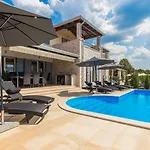 Villa Elegant New Laura An With Private Pool In Porec