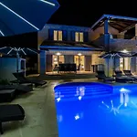 Elegant New Laura An With Private Pool In Porec