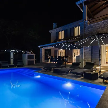 Elegant New Laura An With Private Pool In Porec ヴィラ