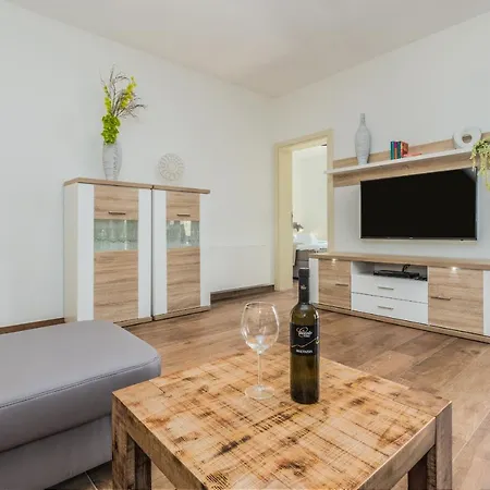 Elegant New Laura An With Private Pool In Porec