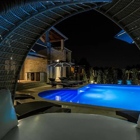Elegant New Laura An With Private Pool In Porec Vila