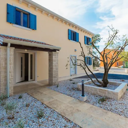 Elegant New Laura An With Private Pool In Porec Kastelir