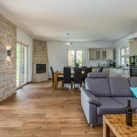 Elegant New Laura An With Private Pool In Porec Kastelir