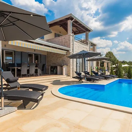 ヴィラ Elegant New Laura An With Private Pool In Porec