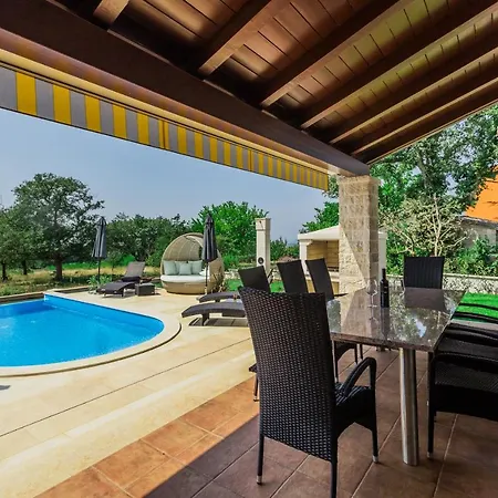 ヴィラ Elegant New Laura An With Private Pool In Porec Kaštelir