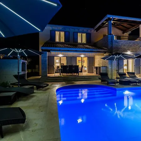 Elegant New Laura An With Private Pool In Porec