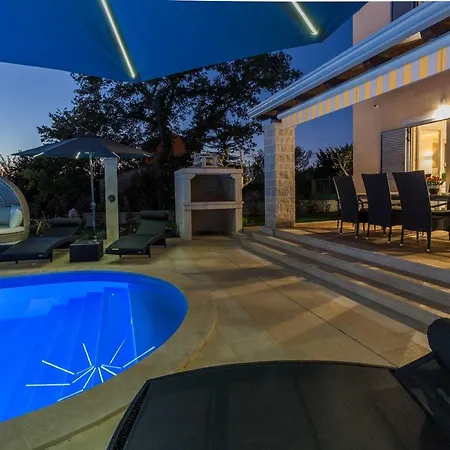 ヴィラ Elegant New Laura An With Private Pool In Porec *