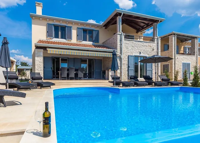 Villa Elegant New Laura An With Private Pool In Porec