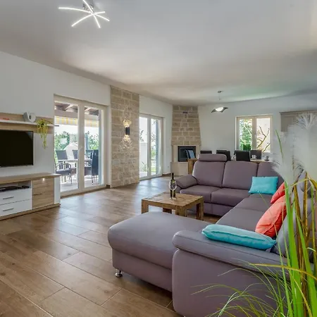 Elegant New Laura An With Private Pool In Porec Kaštelir