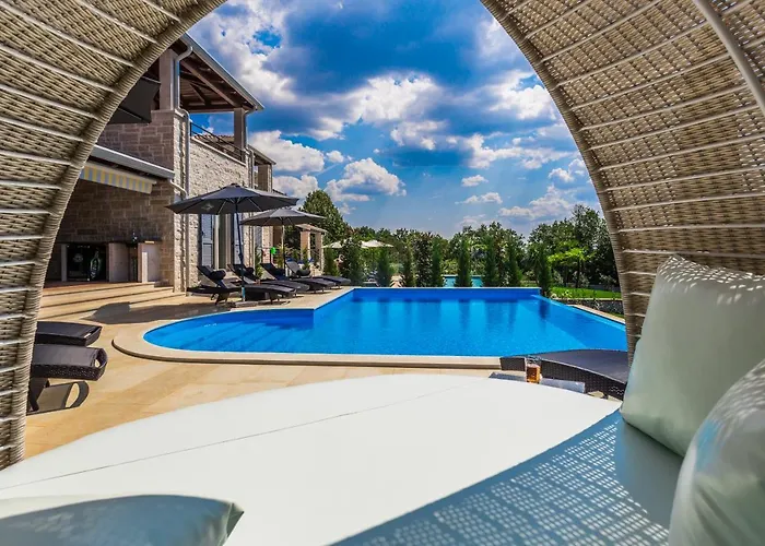 Elegant New Laura An With Private Pool In Porec Vila Kaštelir