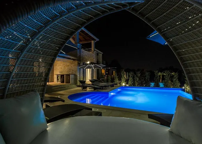 Elegant New Laura An With Private Pool In Porec Vila