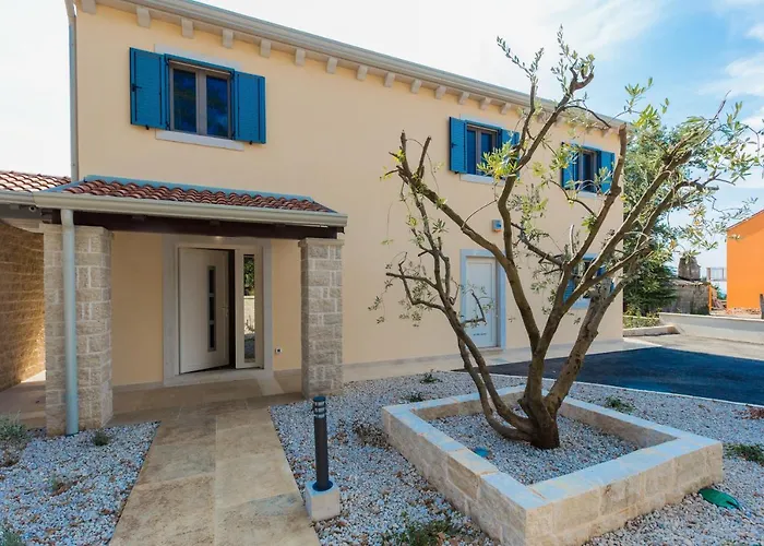 Elegant New Laura An With Private Pool In Porec