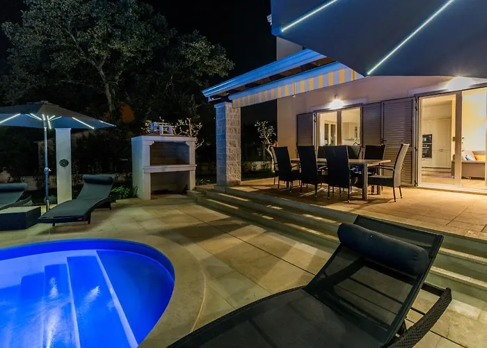 Elegant New Laura An With Private Pool In Porec Vila