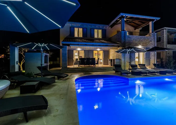 Elegant New Laura An With Private Pool In Porec